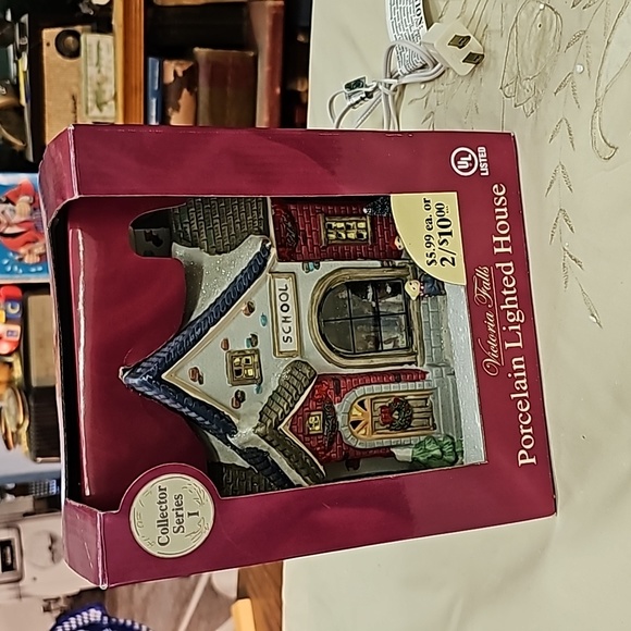 Vintage Victoria falls porcelain lighted house Collectors Series 1 School House - Picture 2 of 12